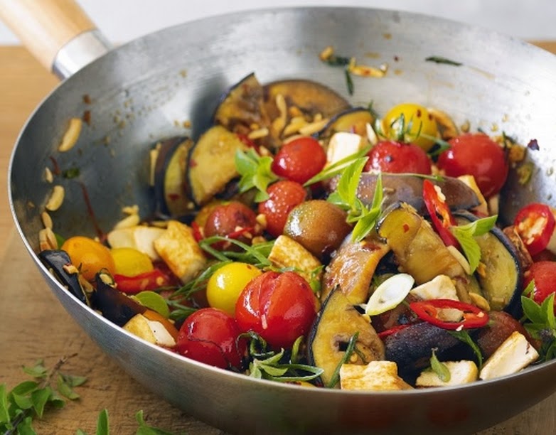 Stir Fry de Berinjela, Tomate e Tofu (vegana)