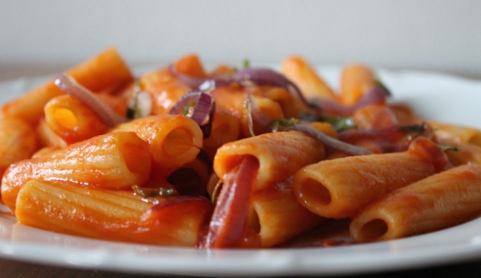 Penne ao Molho de Tomate, Cebola Roxa e Manjericão (vegana)