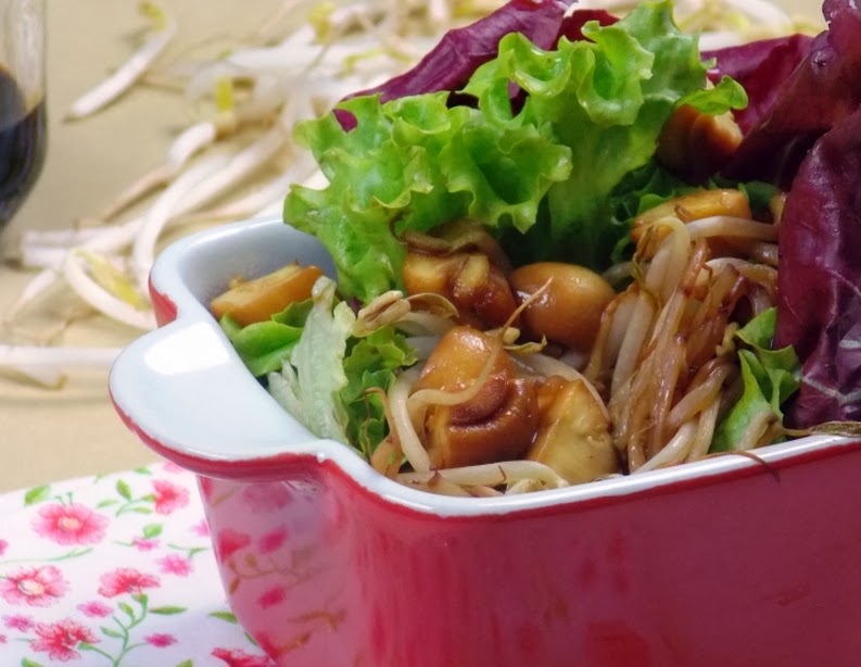 Salada de Folhas com Broto de Feijão e Champignon (vegana)