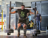 Vegano quebra o recorde mundial ao carregar 550 kg por 10 metros