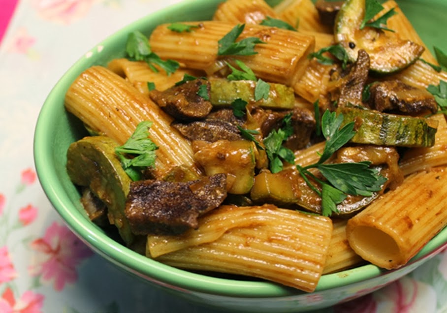 Rigatoni com Funghi e Abobrinha (vegana)