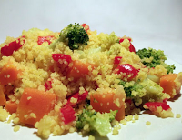 Cuscuz Marroquino com Brócolis, Cenoura e Pimentão (vegana)