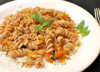 Fusilli ao Pesto de Tomate e Manjericão (vegana)