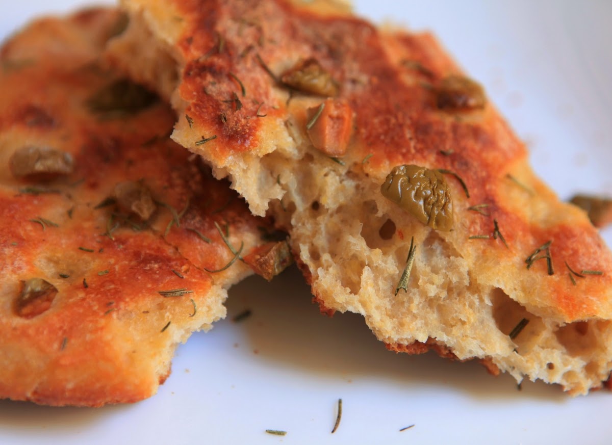 Focaccia com Azeitonas e Alecrim (vegana)