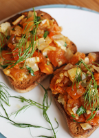 Crostini com Tomate e Erva-Doce (vegana)