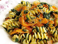 Fusilli com Cenoura, Espinafre e Gergelim (vegana)