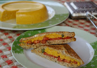 Tostex de "Cheddar" com Tomate e Orégano Fresco (vegana)