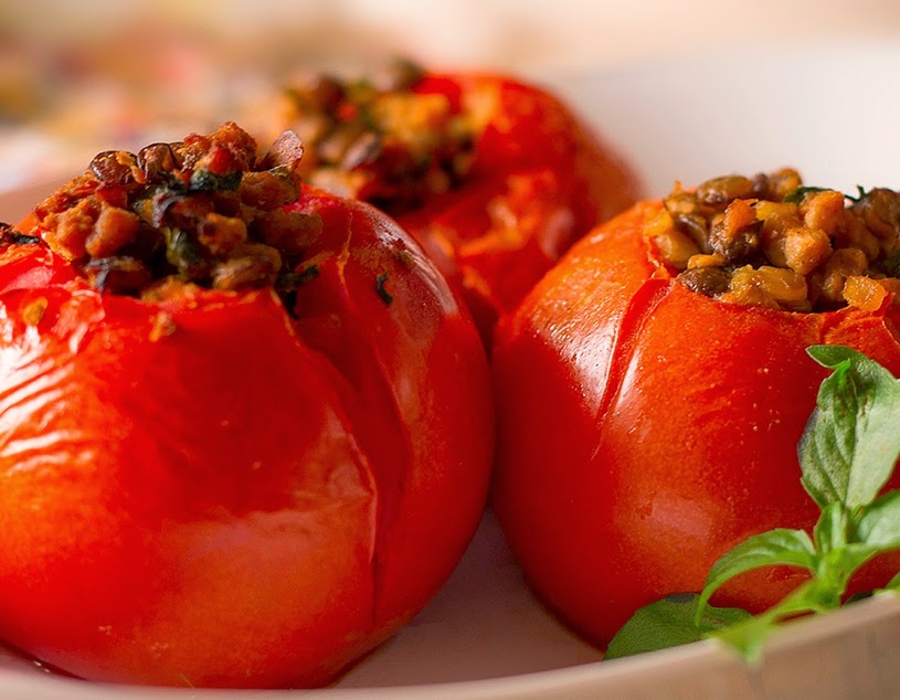 Tomate Recheado com Proteína de Soja e Lentilha (vegana)