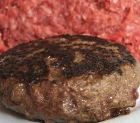 Carne de hambúrguer feita de restos limpos com amônia é vendida livremente