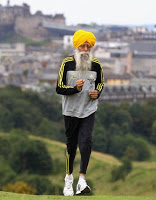 Aos 100 anos, vegetariano Fauja Singh é homem mais velho a completar prova de 42km