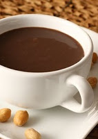 Bebida Quente de Chocolate e Amendoim