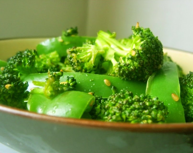 Brócolis com Gergelim e Pimentão (vegana)