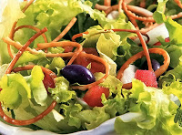 Salada com Massa de Pastel (vegana)